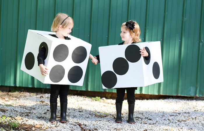 Haz unos disfraces para hermanos de dados con unas cajas Disfraces de Halloween para hermanos de dados