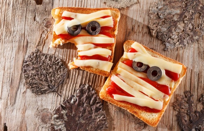 Pizza rápida de Halloween sobre pan de molde Pizza rápida de Halloween