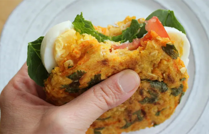 hechas con avena y rellenas de huevo duro, tomate y lechuga Con avena
