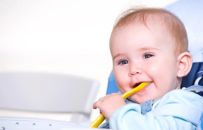 Jugar con los cubiertos es un paso para enseñar a los niños a comer solos bebé jugando con cuchara