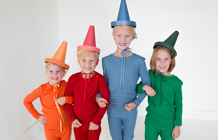 Haz un disfraz de ceras con ropa de colores y cartulina disfraces para niños de ceras de colores