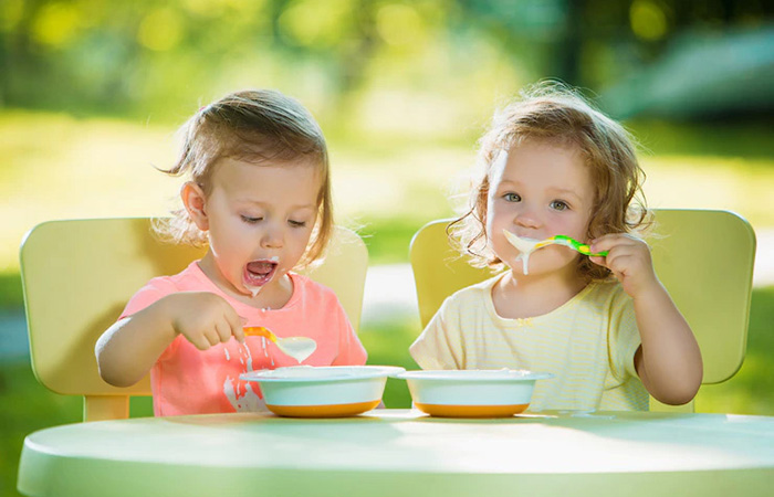 Uso de los cubiertos para enseñar a los niños a comer solos Usa la cuchara para enseñar a los niños a comer solos