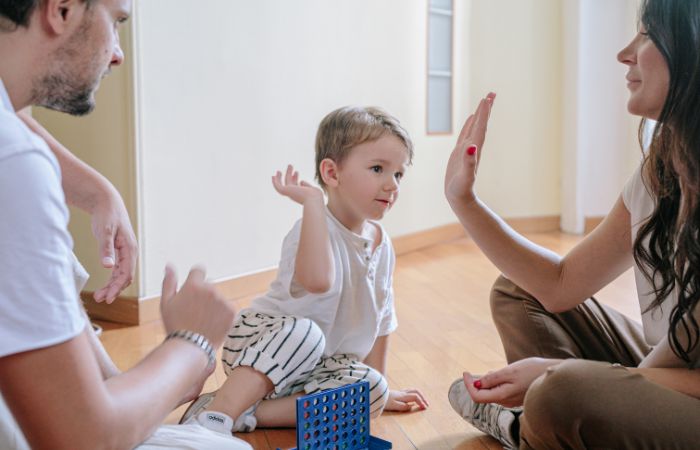 Padres e hijo jugando juntos 5 normas para ser mejores padres