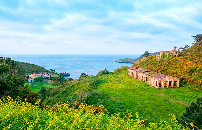 Ruinas de las minas de Llumeres y el mar, Asturias Los magníficos paisajes de Llumeres