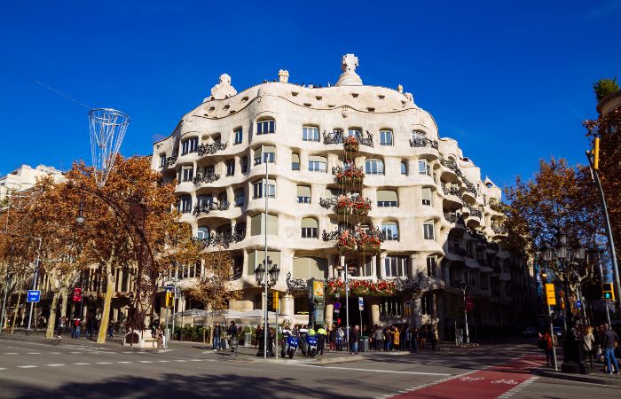 Carril bici a su paso por la La Pedrera-Casa Milà, de Gaudí Barcelona, paseo de Gracia y las joyas modernistas de Gaudí