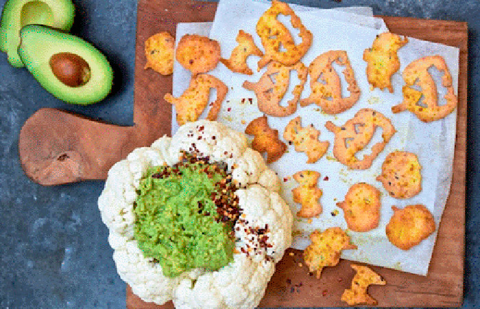 Una coliflor, recipiente 'cerebro' para el guacamole Recetas de aguacate para Halloween: Cerebro de guacamole con crackers