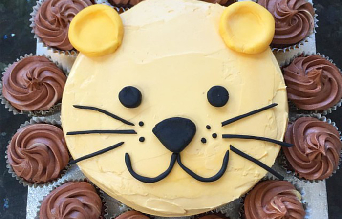 Tarta con forma de cabeza de león Decoración de tarta de primer cumpleaños con forma de león