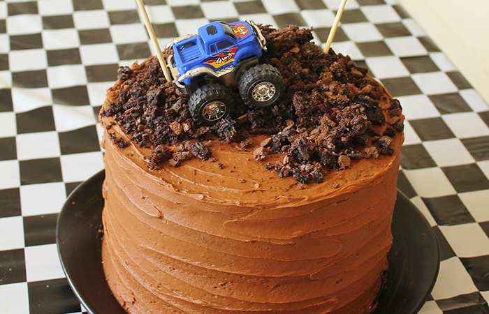 Cómo decorar una tarta de primer cumpleaños con un monster truck Decoración de tarta de primer cumpleaños de monster truck