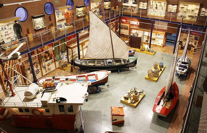 Gran sala del Museo Marítimo de Asturias, un buen plan para ir con niños Planes para Visitar Asturias en familia: Museo Marítimo