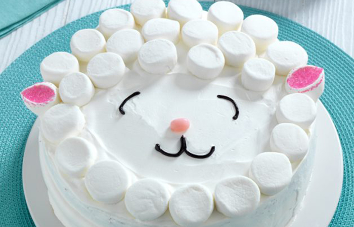 Cómo hacer un decoración de tarta de primer cumpleaños con forma de oveja Decoración de tarta de primer cumpleaños con forma de oveja