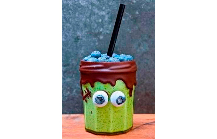 Batido en vaso 'disfrazado' de Frankenstein, una de las recetas de aguacate para Halloween Recetas de aguacate para Halloween: Smoothie de Frankenstein