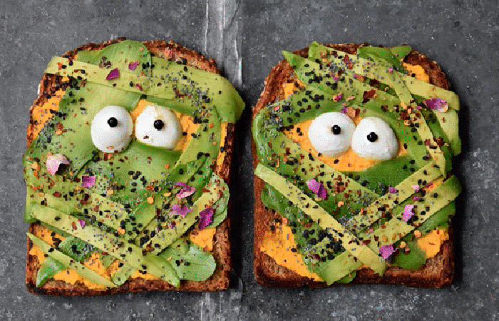 Tostadas momia, recetas de aguacate para Halloween ricas y sanas Recetas de aguacate para Halloween: Tostadas momia