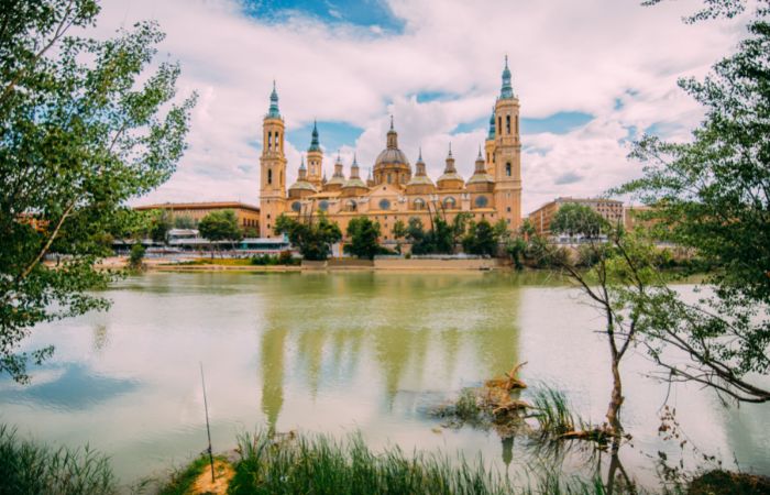 El Ebro a su paso por Zaragoza y la basílica del Pilar al fondo Ciudades para ir en bicicleta: Zaragoza