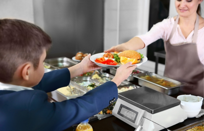Mi hijo no se adapta al comedor escolar, ¿qué hago?