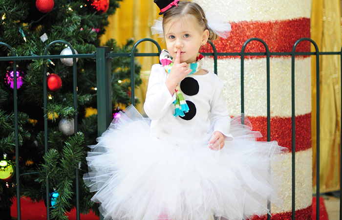 Niña vestida de muñeco de nieve con un tutú Muñeco de Navidad con tutús