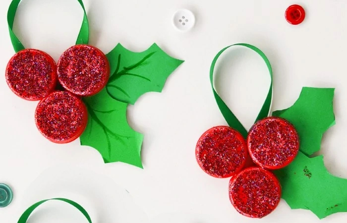 aprende a hacer adornos navideños con tapones como estas hojas de acebo adornos navideños con tapones: hojas de acebo