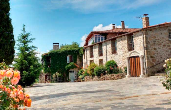 La piedra filosofal se encuentra en Lugo, encuéntrala con este escape Room casas rurales con escape room en Galicia, Lugo Casa dos muros
