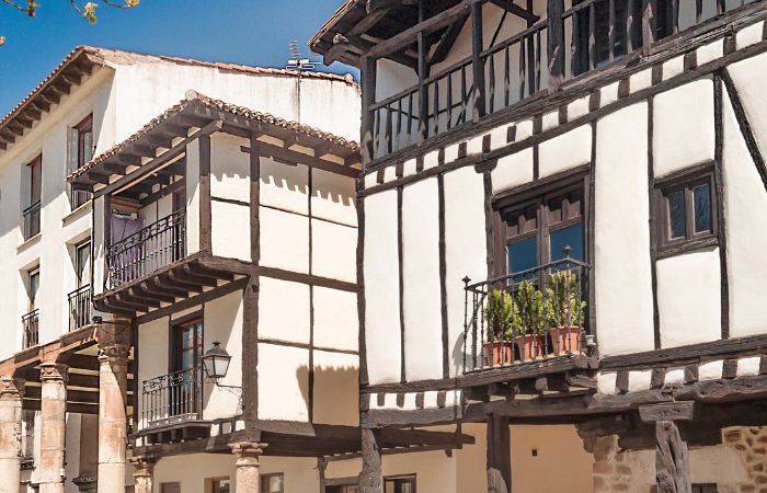 Casa típicas de Covarrubias, en Burgos pueblos con más encanto en Navidad: Covarrubias, en Burgos
