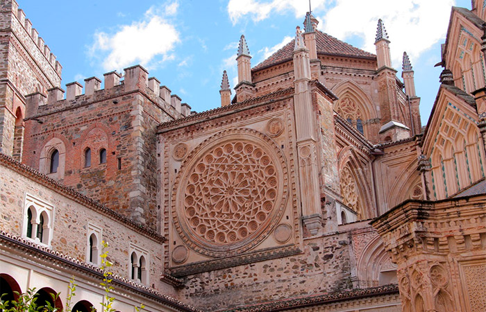 Monasterio de Nuestra Señora de Guadalupe Pueblos con más encanto en Navidad: Guadalupe, Cáceres