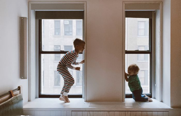 Hermanos jugando al escondite aprender de los hermanos mayores