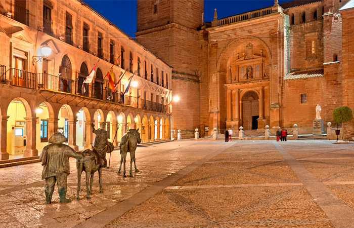 Plaza en Villanueva de los Infantes pueblos con más encanto en Navidad: Villanueva de los Infantes, en Ciudad Real