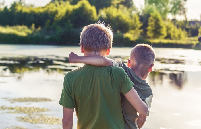 Los niños mayores no deben responsabilizarse de los pequeños No debemos hacer que los mayores se ocupen de los pequeños