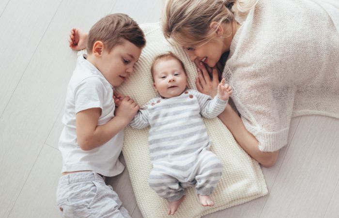 Cómo actuar con un hermano mayor y el nuevo bebé