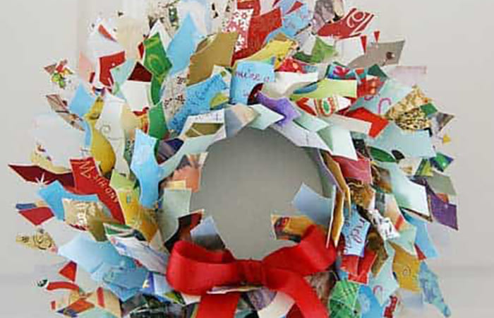 Cómo hacer una corona de Navidad con tarjetas de felicitación de las fiestas Reutilizar christmas de Navidades pasadas en una corona multicolor