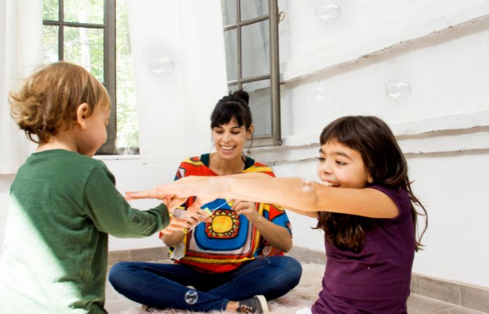 Dedicar tiempo de juegos a los niños siempre ayuda Jugar con los hijos de tu pareja mejora la relación