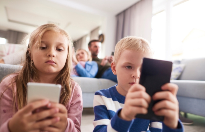 Llega a acuerdos con tus hijos antes de darles su primer móvil