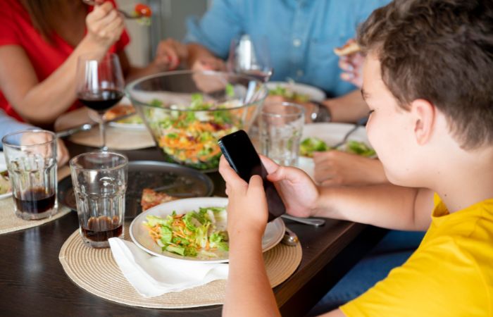 Acuerdos con tus hijos antes de darle su primer móvil: no usarlo en la mesa Acuerdos con tus hijos antes de darle su primer móvil: conversación en la mesa