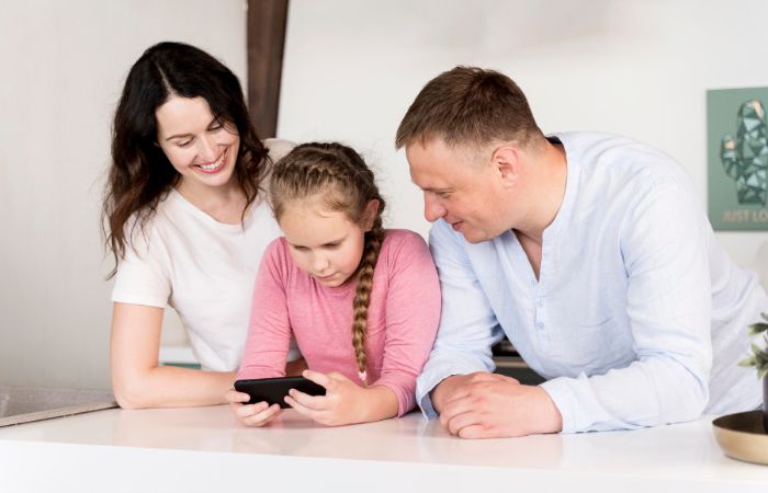 Acuerdos con tus hijos antes de darle su primer móvil: controlar el uso Acuerdos con tus hijos antes de darle su primer móvil: revisar el contenido