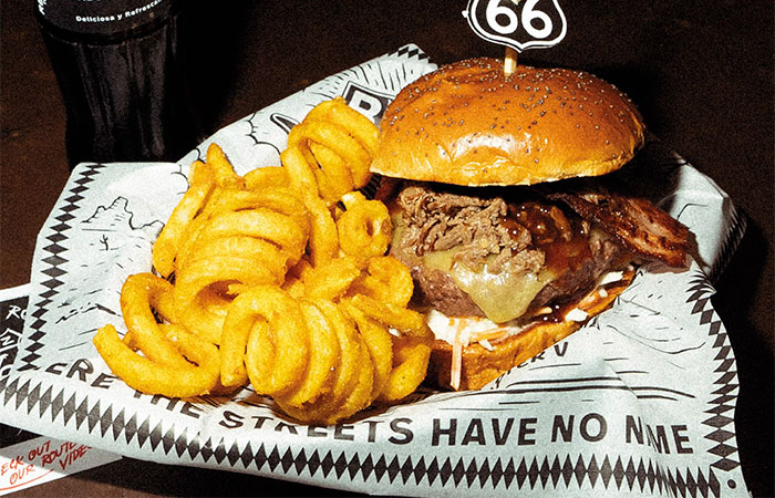 Burguer con aros de cebolla fritos de The Fitzgerald Burger Company Las mejores hamburguesas de Madrid: The Fitzgerald Burger Company