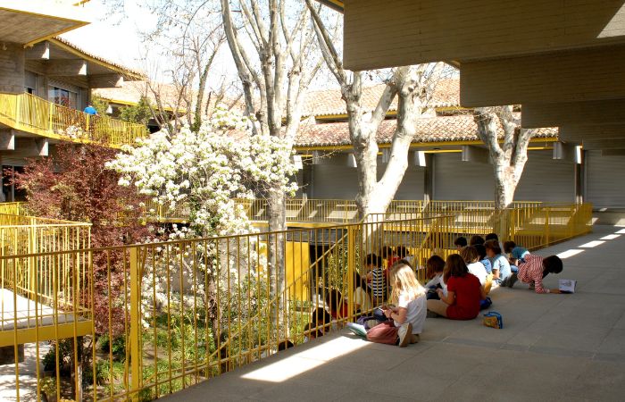 Alumnos pintando del natural los árboles del colegio Artes plásticas