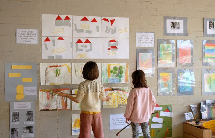 Niñas frente a un mural con dibujos en el centro educativo Cultivo del sentido estético
