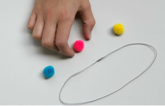 Pompones y alambre, materiales para hacer un átomo casero cómo hacer un átomo