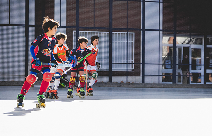 niños practicando hockey sobre patines en el colegio Hockey sobre patines en el Alameda International School