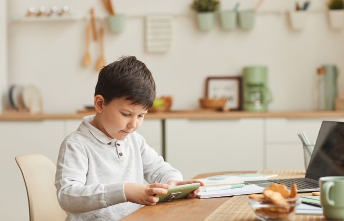 Acuerdos con tus hijos antes de darle su primer móvil: pérdida de concentración Acuerdos con tus hijos antes de darle su primer móvil: dispersión al estudiar