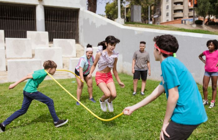 Saltar a la comba al aire libre Juegos de saltar a la comba