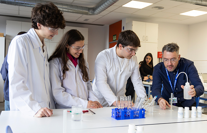 alumnos en el laboratorio Hashtings School Sencundaria