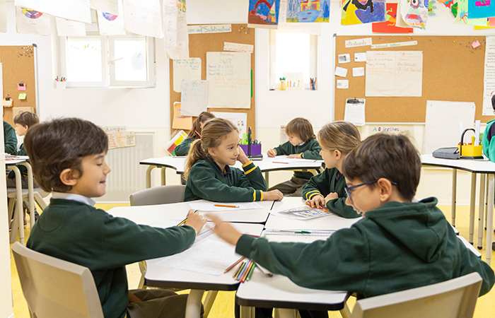 alumnos de primaria en el aula Hashtings School: alumnos en clase