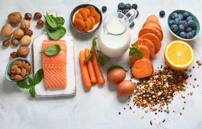 Bodegón de alimentos ricos en nutrientes buenos para la salud visual Alimentos que favorecen la salud visual de los niños: nutrientes esenciales