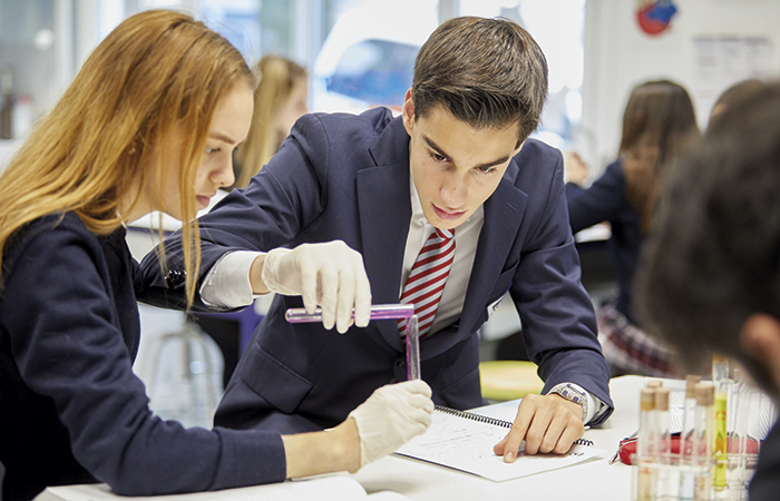 Alumnos en laboratorio de química Colegios SEK: Bachillerato Internacional