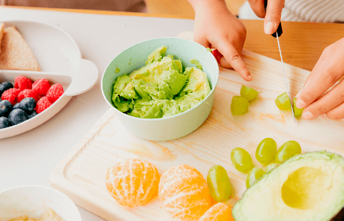 Forma segura de ofrecer la comida sólida a los bebés Frutas y productos redondos pequeños y duros