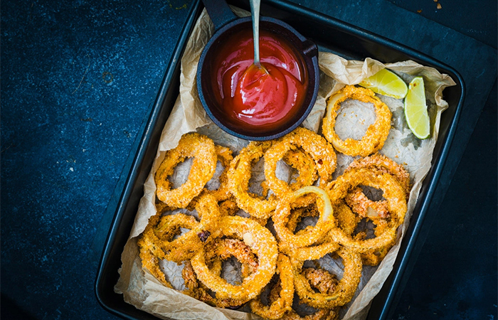 Cómo hacer aperitivos veganos en freidora de aire Aperitivos veganos en freidora de aire: aros de cebolla