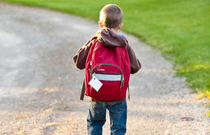 Niño caminando solo con mochila. Aprender a decir no ayuda a ganar autonomía Enseñar a los niños a decir 'no'