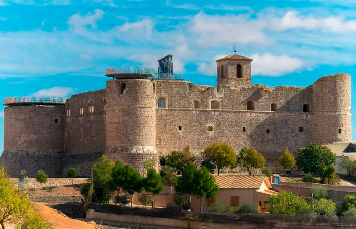 El imponente castillo se alza en el camino de la A-3 Castillo de Garcimuñoz castillos españa castilla la mancha