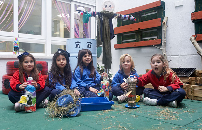 Comederos de pájaros hechos por los niños Comederos de pájaros fáciles con botellas y otros elementos