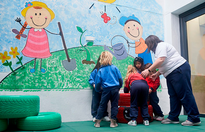 Reutilizar elementos para decorar Enseñar a los niños a reciclar reutilizando elementos como neumáticos usados