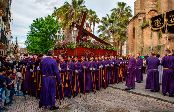 Las representaciones están inspiradas en la película La pasión de Cristo Semana Santa caceres cruz